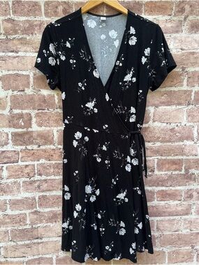Old Navy L Black short sleeve Floral Wrap Dress